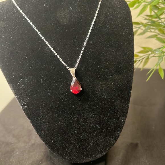 Sterling silver and Garnet pear shaped pendant - Picture 2 of 9